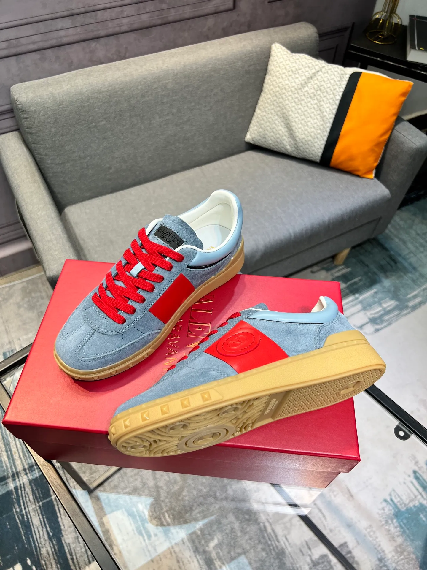 Men's shoes 💰620 👉🌹🌹VALENTINO counter synchronized new low-top casual sports shoes 👍Professional and high-end, perfect replica, first-class quality! 👍All made of original 1:1 materials, exclusive mold opening! 👍High mercerized cowhide fabric 👍TPU outsole, comfortable and wear-resistant, brand injection insole, 👍Full set of high-end counter packaging 👍All details are customized with 1:1 mold, striving for perfection! 👍Couple style female 35-41, male 38-46 (female 41, male 45 46 customized)